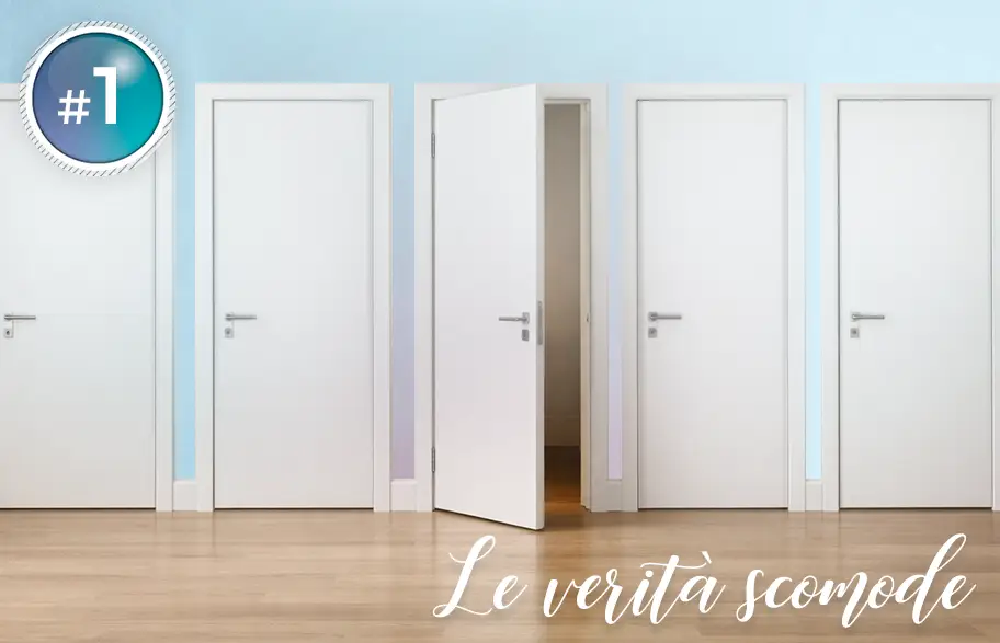 Cinque porte bianche allineate con una porta aperta al centro, metafora della scelta e della differenziazione nel web design
